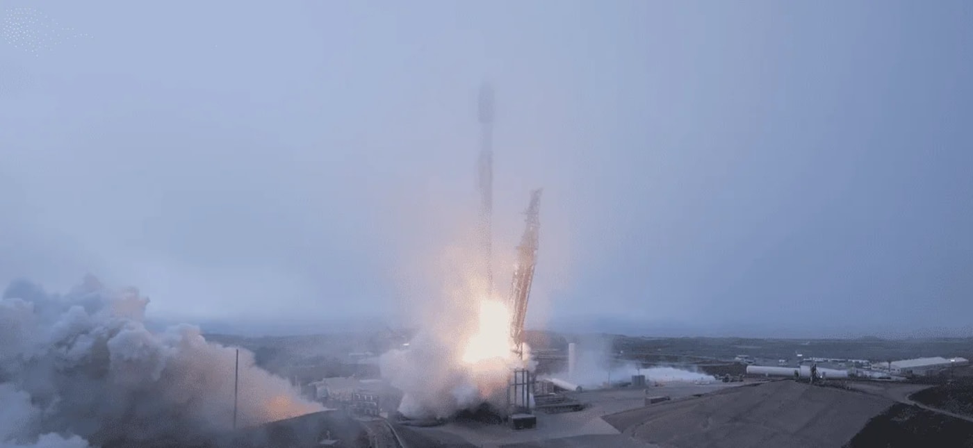 Cohete Falcon 9 de SpaceX en la plataforma de lanzamiento liberando vapor antes del despegue.