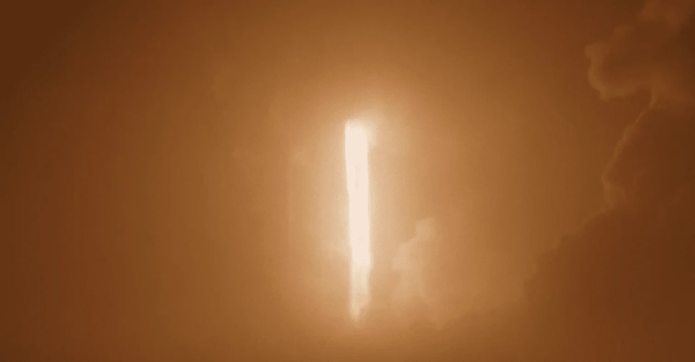 Despegue del cohete Falcon 9 iluminando el cielo durante el lanzamiento de la misión Starlink el 4 de febrero de 2025.