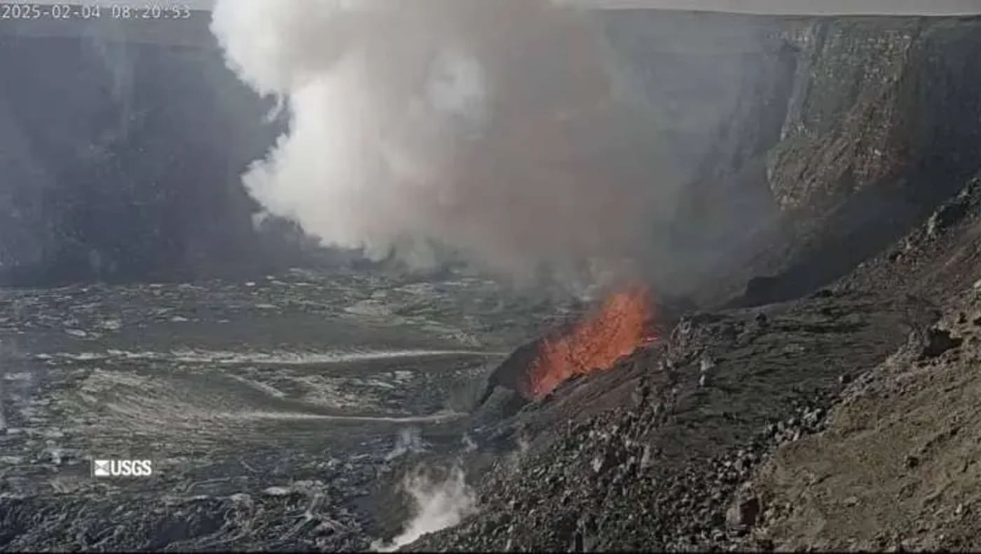 Imagen del volcán Kilauea en erupción, mostrando fuentes de lava alcanzando gran altura en el Parque Nacional de los Volcanes de Hawái.
