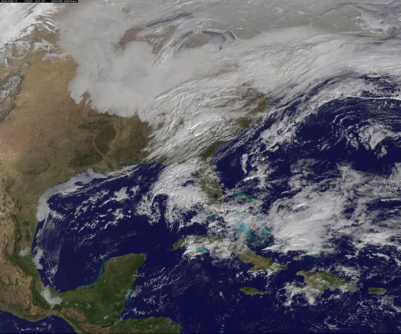 Imagen satelital de la Tierra mostrando patrones climáticos y nubes sobre el continente americano.