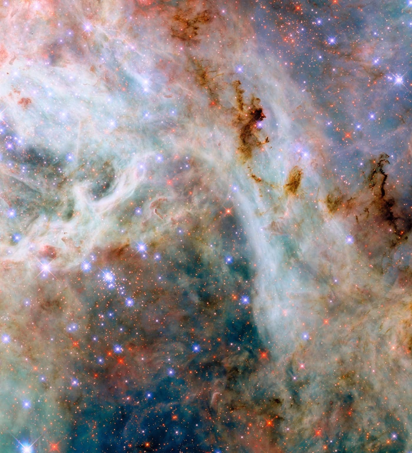 Imagen capturada por el telescopio Hubble mostrando las nubes cósmicas de gas y polvo cerca de la Nebulosa de la Tarántula en la Gran Nube de Magallanes.