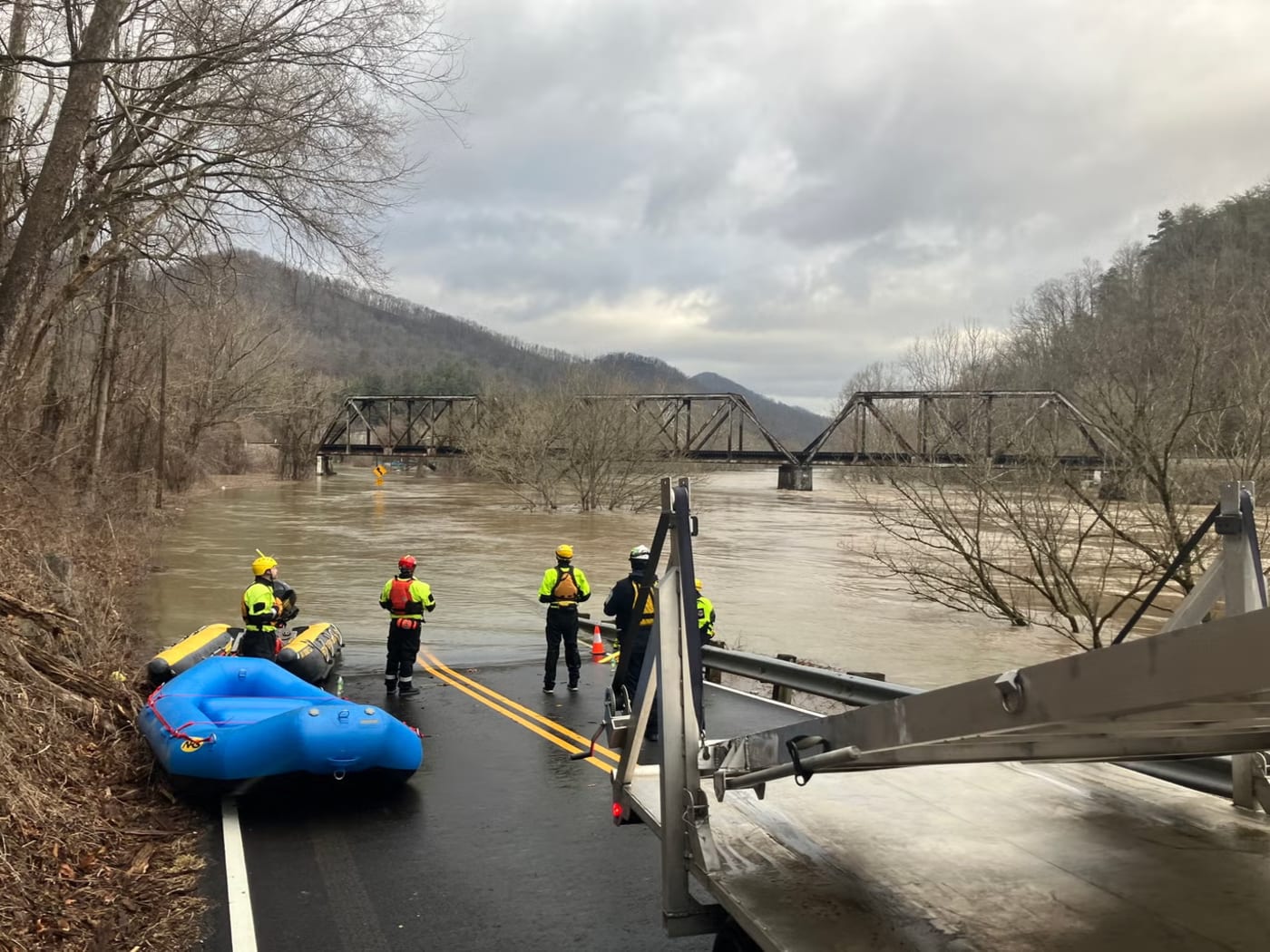 Rescatistas trabajando en una zona inundada en el sur de Estados Unidos tras fuertes lluvias.