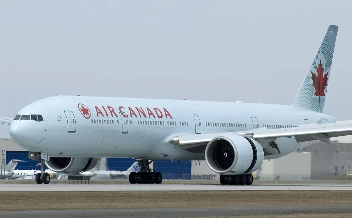 Avión de Air Canada aterrizando en el Aeropuerto Internacional de Montreal-Trudeau.