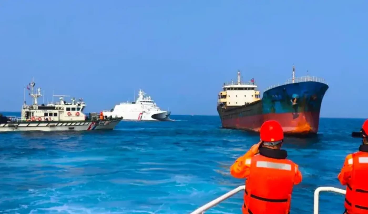 Carguero interceptado por la Guardia Costera de Taiwán durante una operación en el Estrecho de Taiwán.