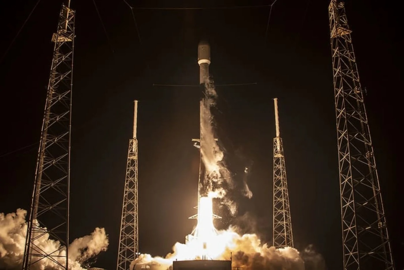 Lanzamiento del cohete Falcon 9 con satélites Starlink incluyendo 13 con capacidades Direct to Cell.