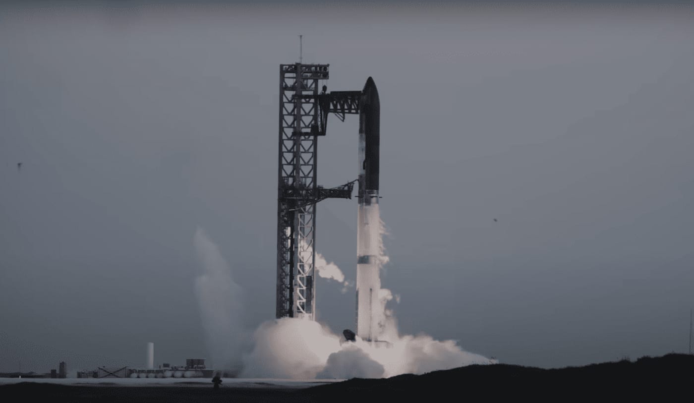 Starship de SpaceX en la plataforma de lanzamiento en Boca Chica, Texas.