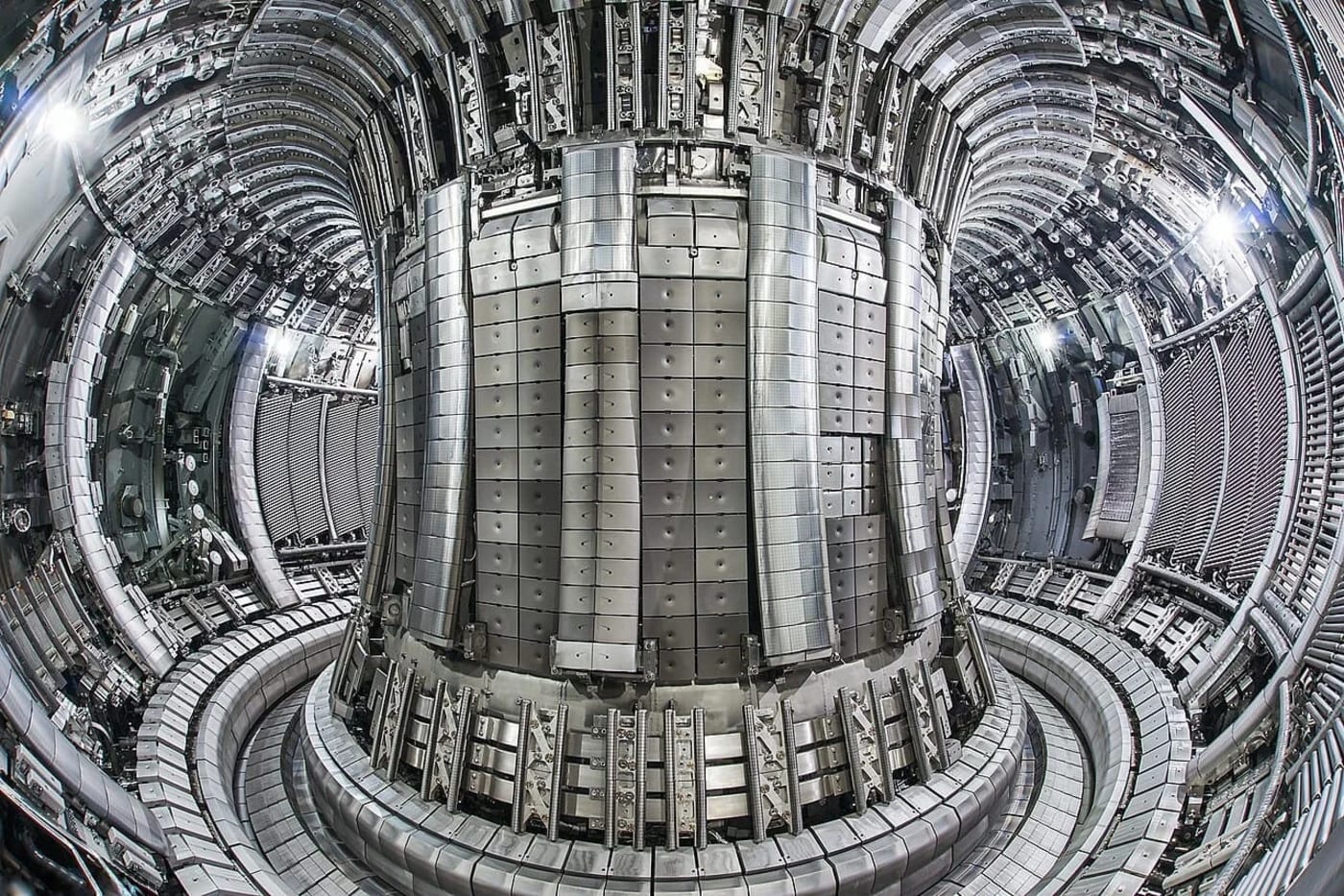 Vista interna de la cámara de vacío del reactor de fusión JET, mostrando su estructura metálica y el sistema de contención magnética.