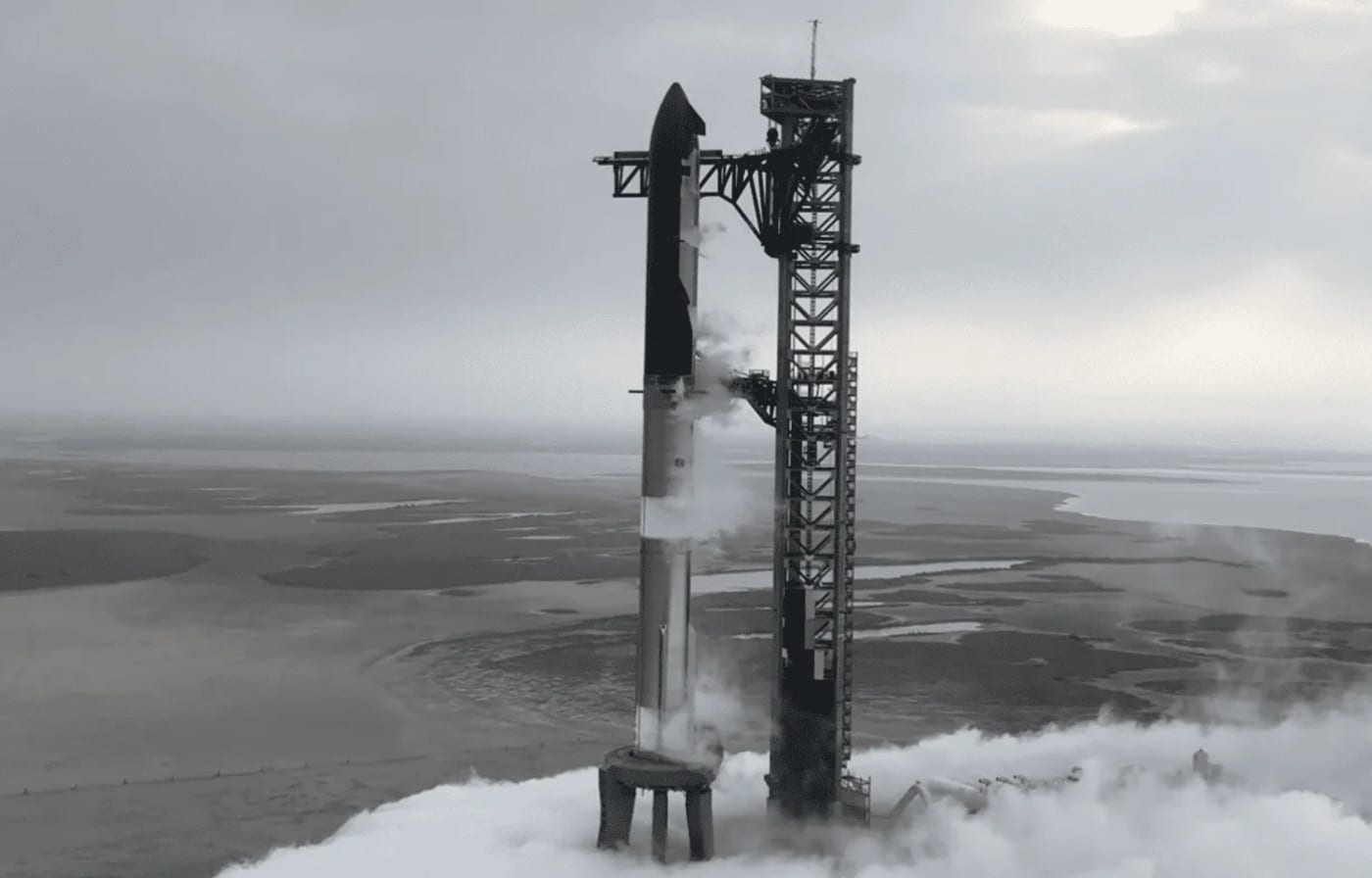 Starship en la plataforma de lanzamiento antes del intento de su octava prueba de vuelo.