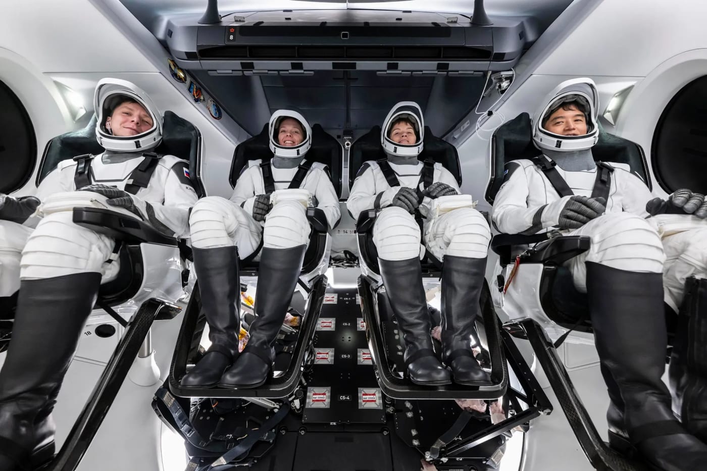 La tripulación de la misión Crew-10 de SpaceX y la NASA durante una prueba de equipo en el Centro Espacial Kennedy.
