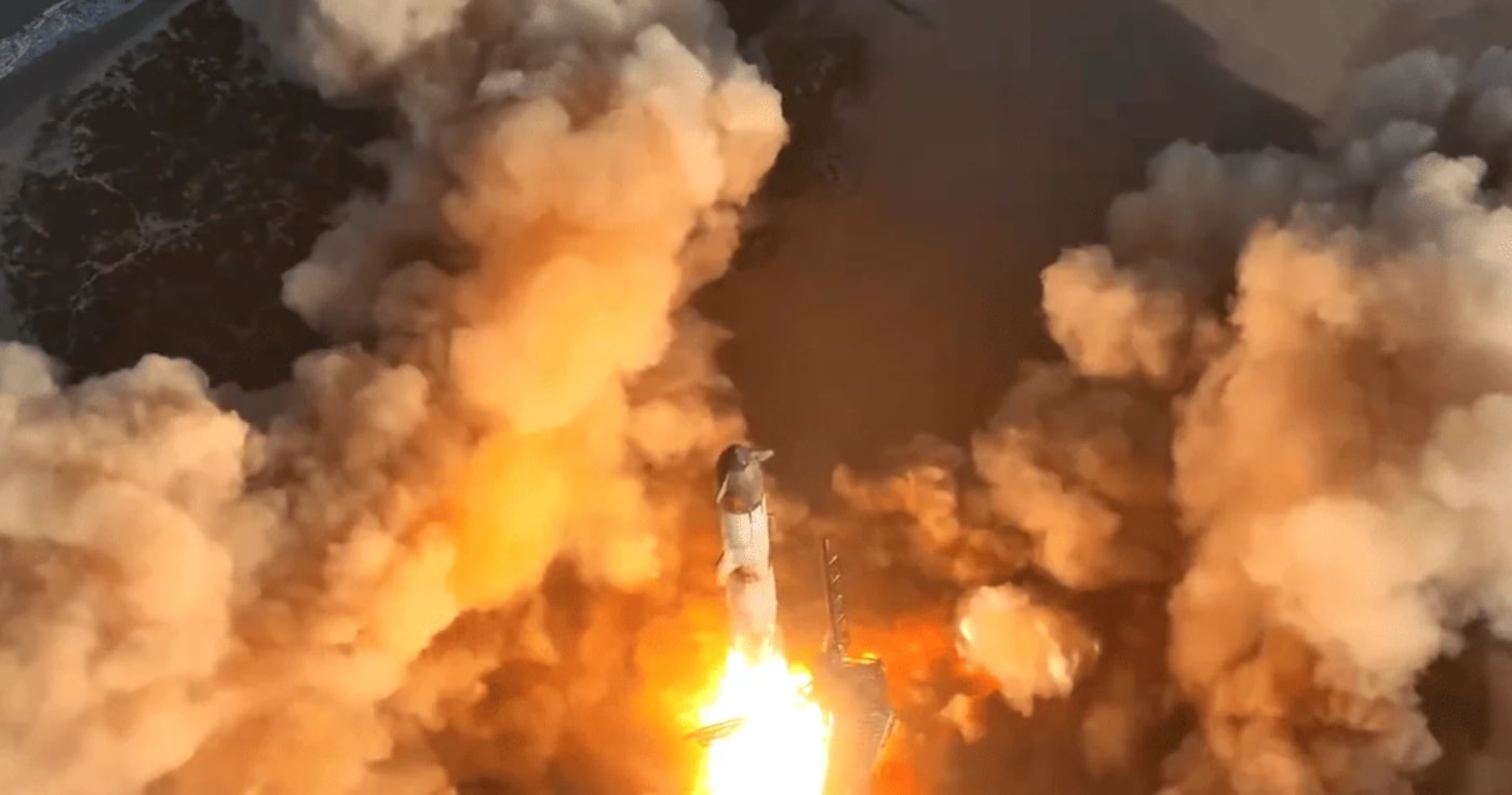 Cohete Starship de SpaceX lanzándose, con una explosión de humo y fuego durante el despegue en la plataforma de Boca Chica.