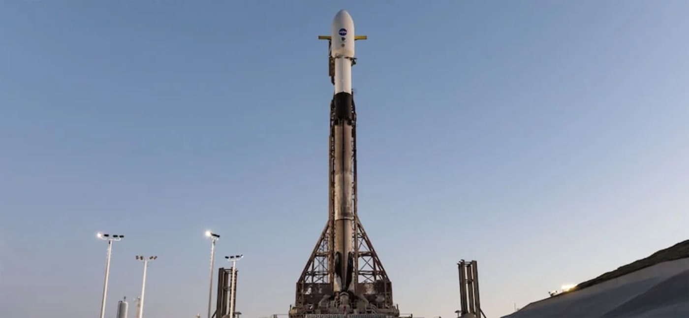 Cohete Falcon 9 en la plataforma SLC-4E de la Base Espacial Vandenberg antes del lanzamiento de las misiones SPHEREx y PUNCH de la NASA.