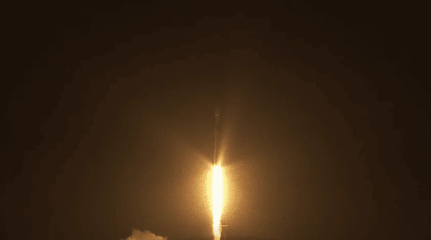 Cohete Falcon 9 despegando en la oscuridad del espacio, con la misión SPHEREx y PUNCH a bordo