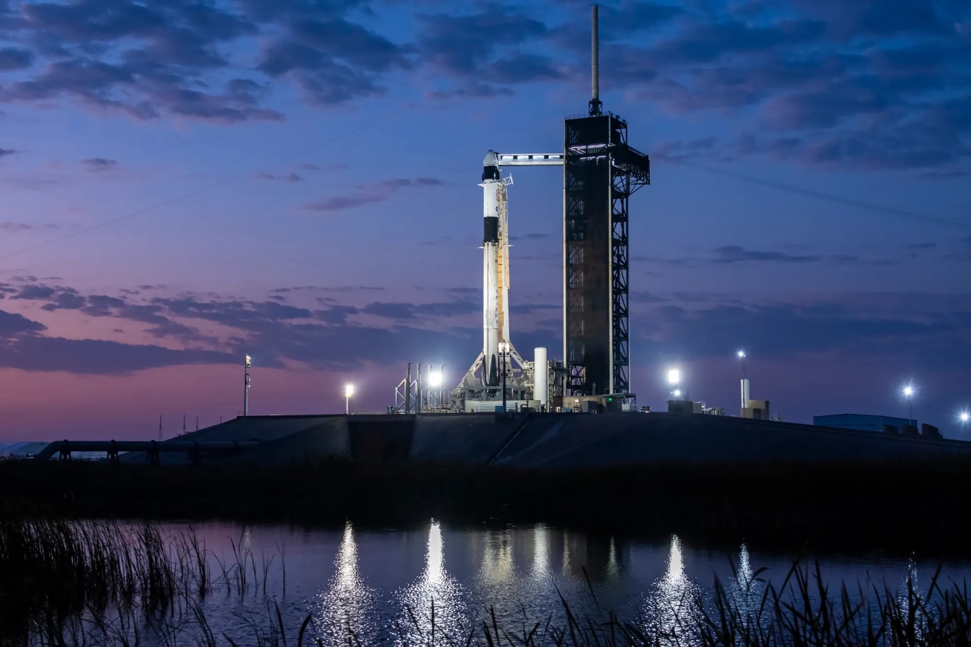 Cohete Falcon 9 de SpaceX Crew-10 en la plataforma de lanzamiento al amanecer