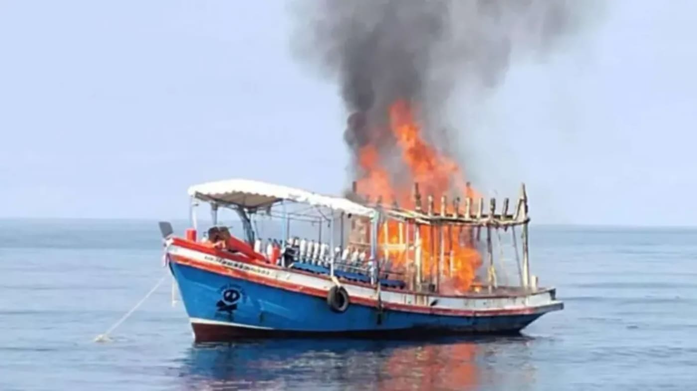 Incendio en un barco de buceo cerca de la isla de Koh Tao, Tailandia, con equipos de rescate en acción.