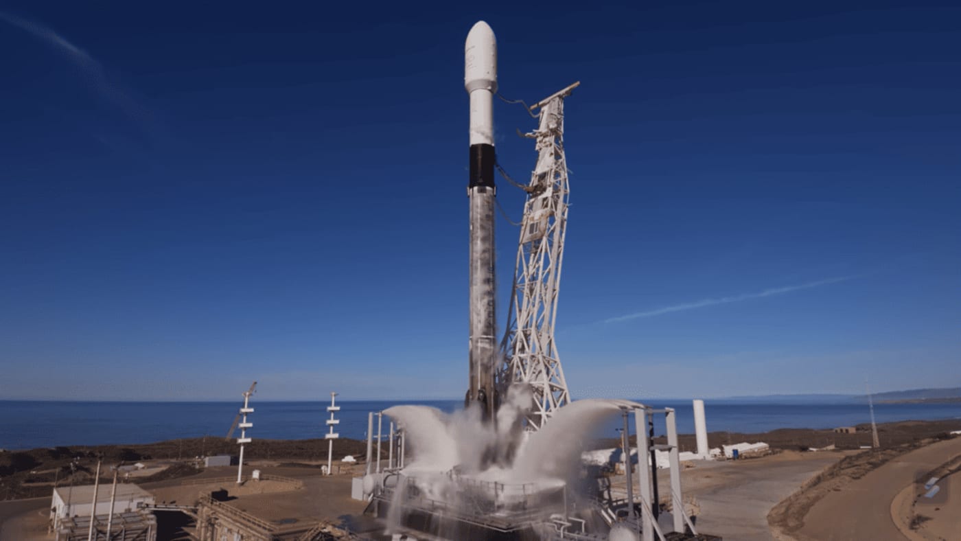 Falcon 9 listo para el lanzamiento de la misión NROL-57 desde la Base de la Fuerza Espacial Vandenberg.