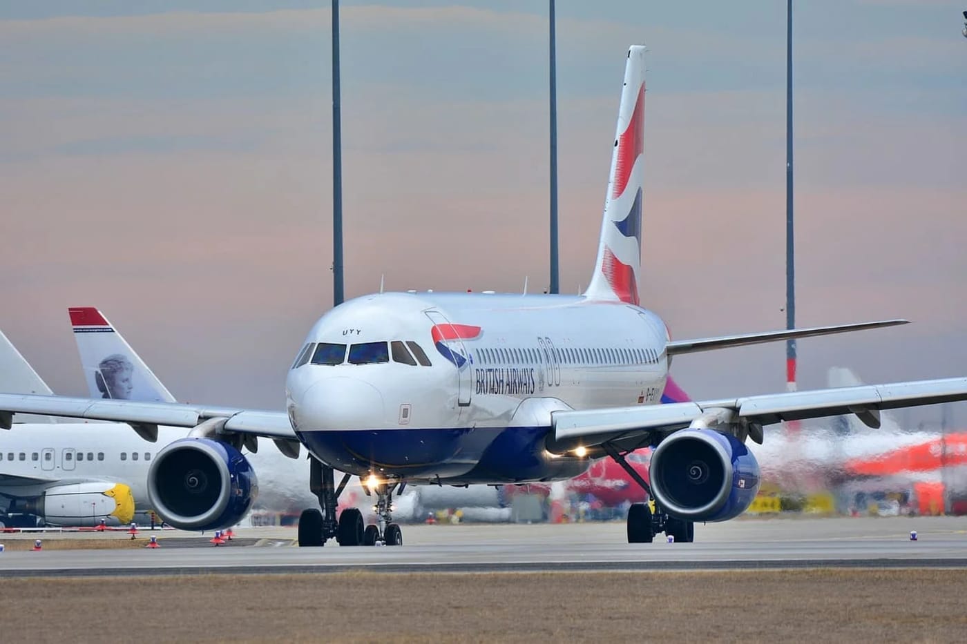 Avión de British Airways rodando por la pista del aeropuerto de Heathrow tras la reanudación de vuelos
