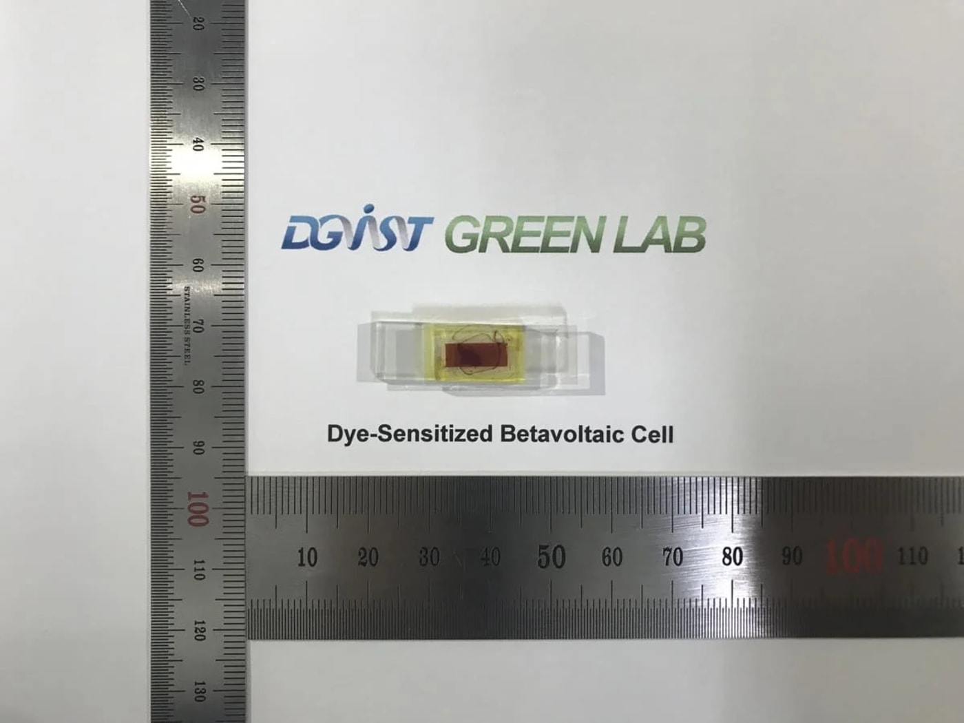 Celda betavoltaica con radiocarbono en cátodo y ánodo para mayor eficiencia energética