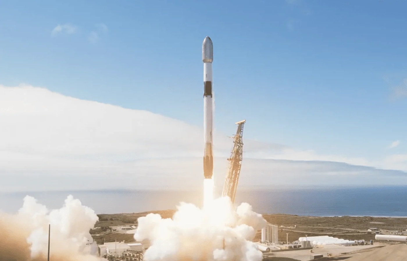 Falcon 9 lanza 27 satélites Starlink desde California. Imagen del despegue desde la base Vandenberg. (Créditos: SpaceX)