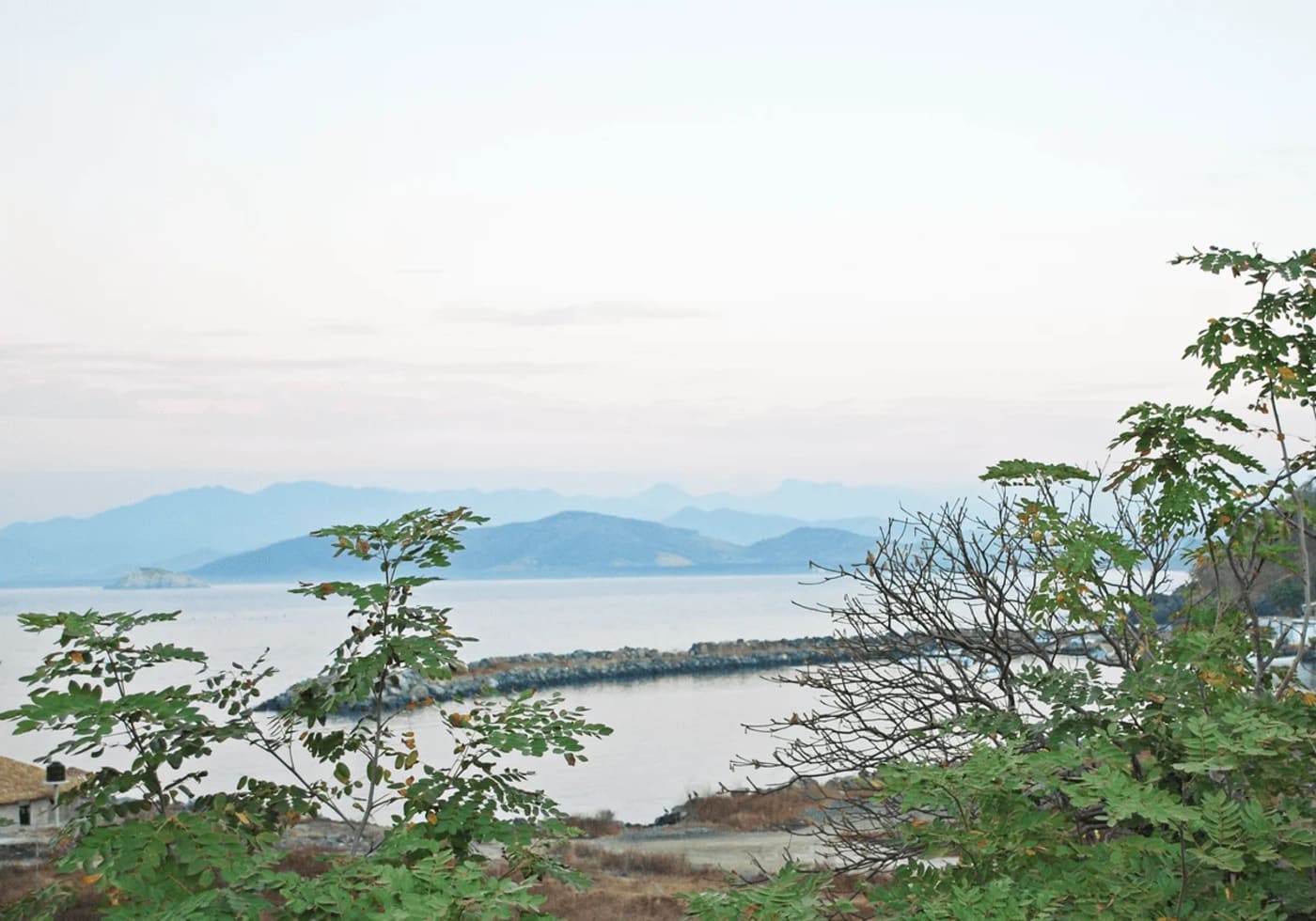 Vista panorámica de la región de Puerto Vicente Guerrero, zona de intensa actividad sísmica en México.
