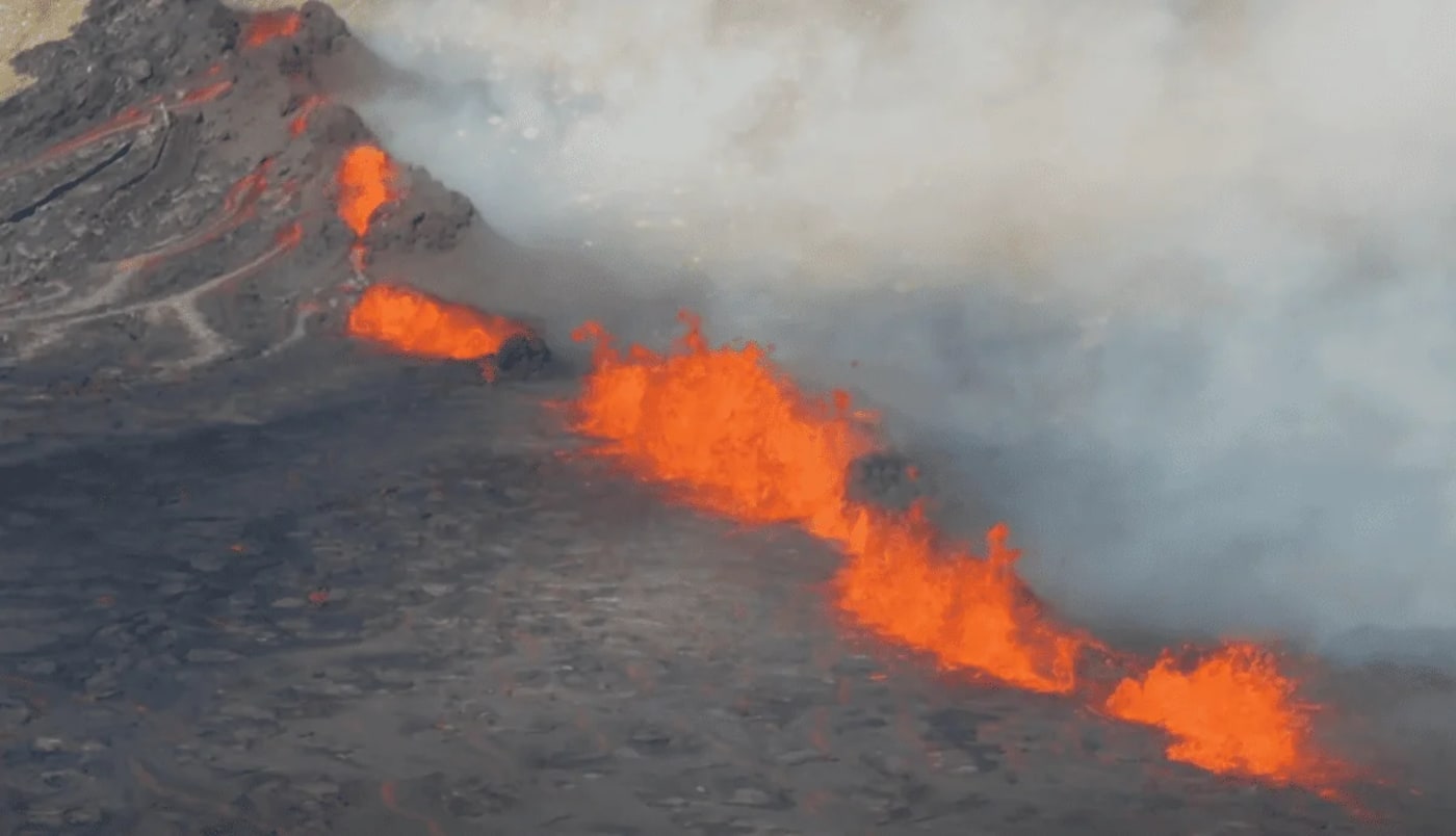 Erupción volcánica en fisura de la península de Reykjanes con lava activa y humo denso