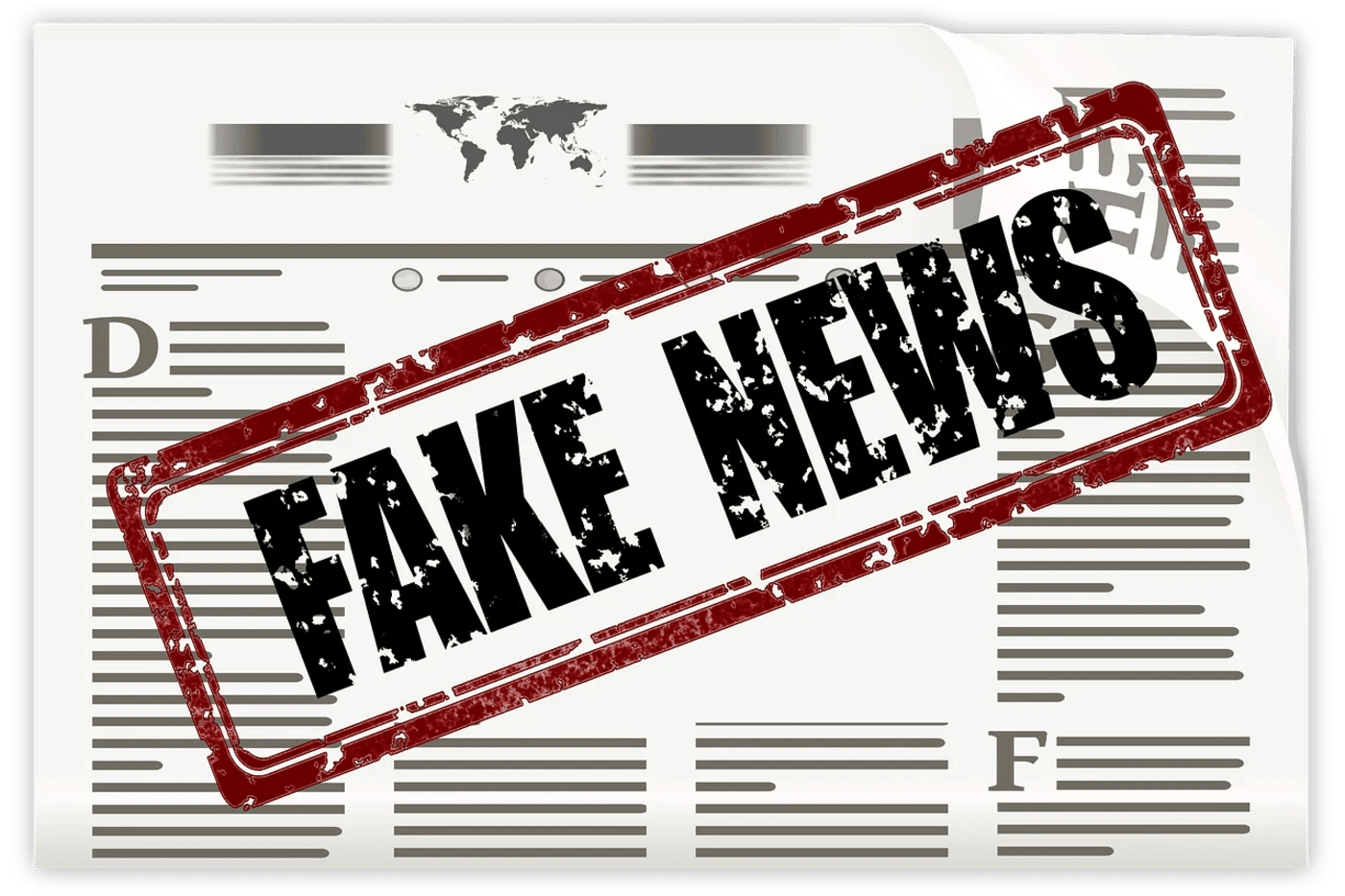 Sello de noticias falsas sobre un periódico, simbolizando la propagación de desinformación en los medios.