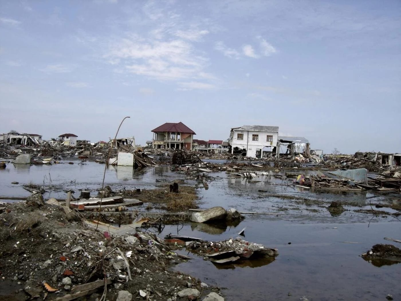 Inundaciones y destrucción en Aceh tras el tsunami de diciembre de 2004