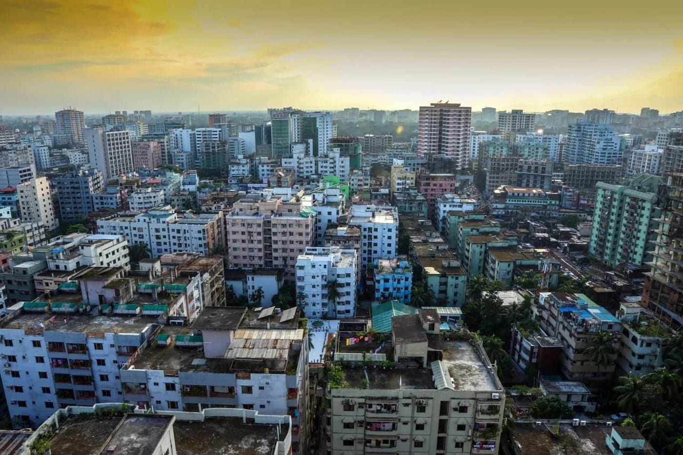 Vista panorámica de edificios residenciales en Dhaka, Bangladesh, una ciudad densamente poblada vulnerable al cambio climático