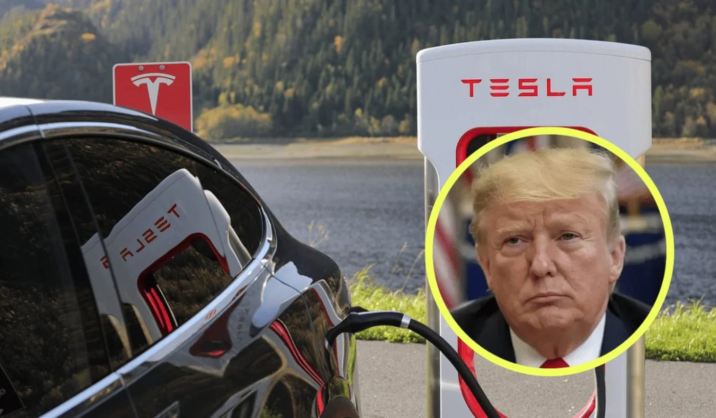 Coche eléctrico Tesla cargando en una estación mientras una imagen de Donald Trump aparece en el fondo, reflejando la tensión política sobre las energías limpias.