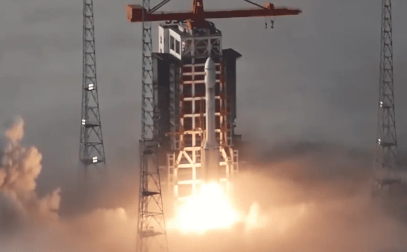 Lanzamiento del cohete chino Gran Marcha-6 desde el Centro de Taiyuan.