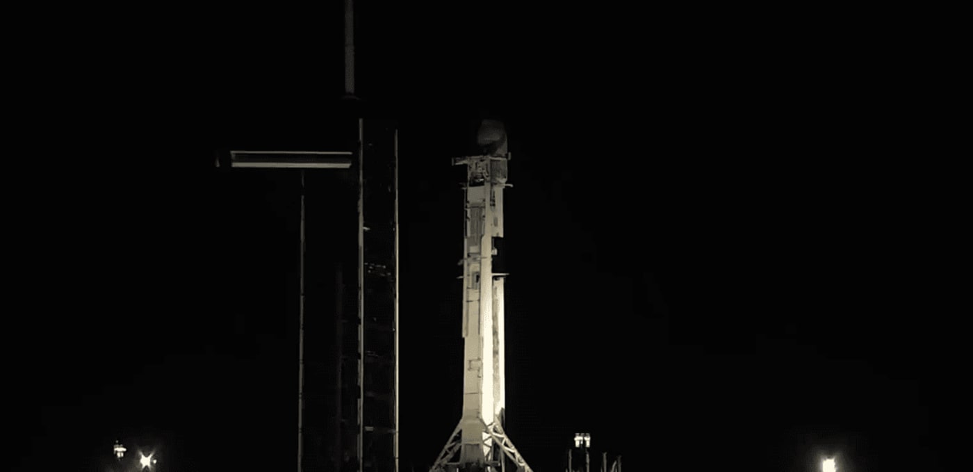 Cohete Falcon 9 en la plataforma SLC-4E de Vandenberg antes del lanzamiento de la misión NROL-145