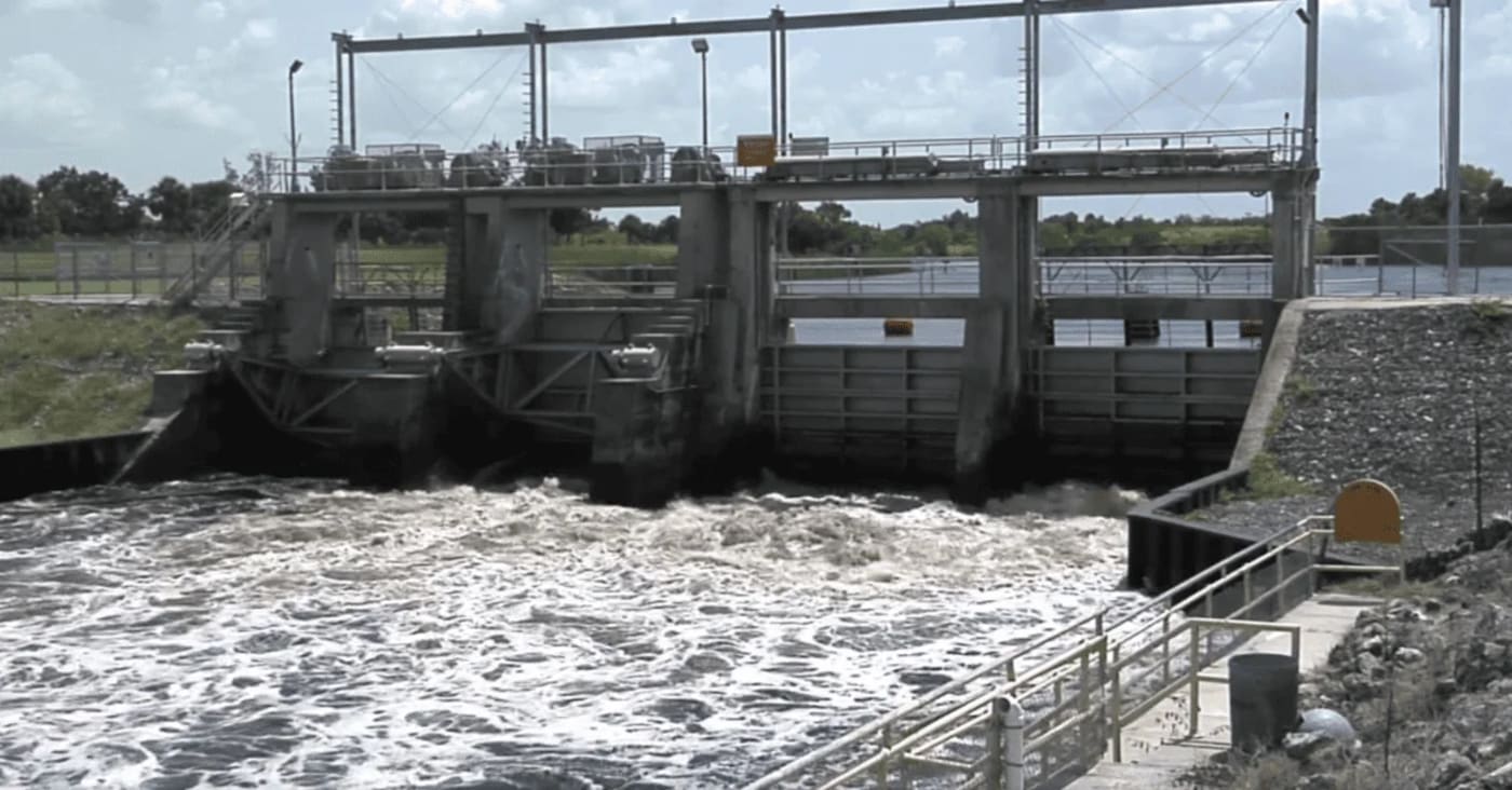 Estructura hidráulica de la esclusa y presa Ortona en Florida liberando agua.