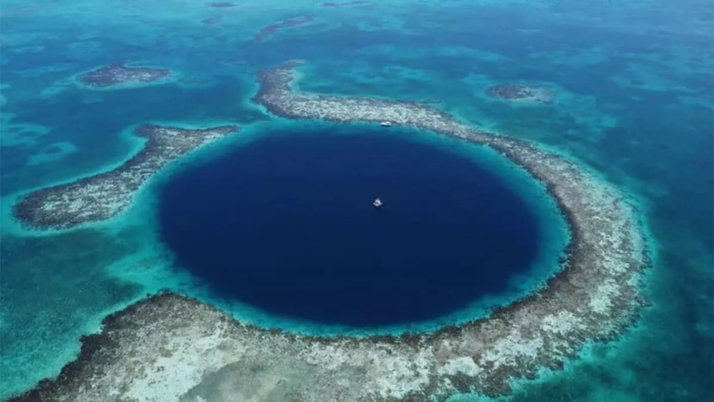 Vista aérea del Gran Agujero Azul en Belice, archivo natural de tormentas