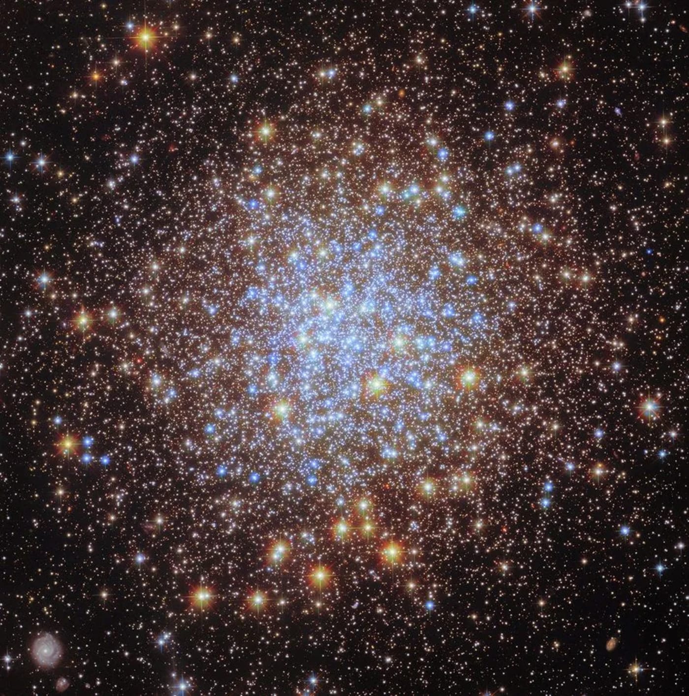 Imagen del cúmulo globular Messier 72 capturada por el telescopio espacial Hubble en luz ultravioleta y visible