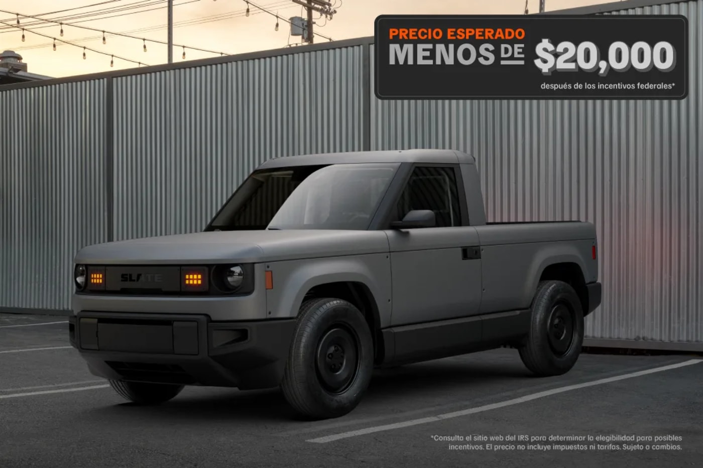 Camioneta eléctrica Slate Truck de bajo costo en estacionamiento.