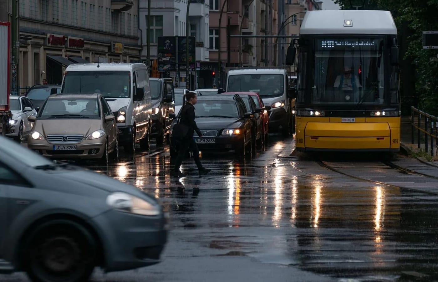 Tráfico detenido bajo la lluvia en una ciudad afectada por un apagón eléctrico.