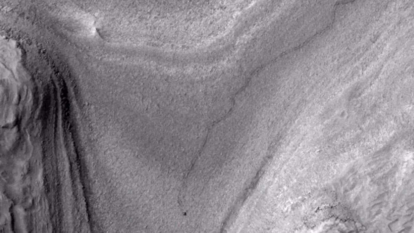 Depósito de azufre puro captado por el rover Curiosity en Gediz Vallis, Marte, con capas de sedimentos visibles