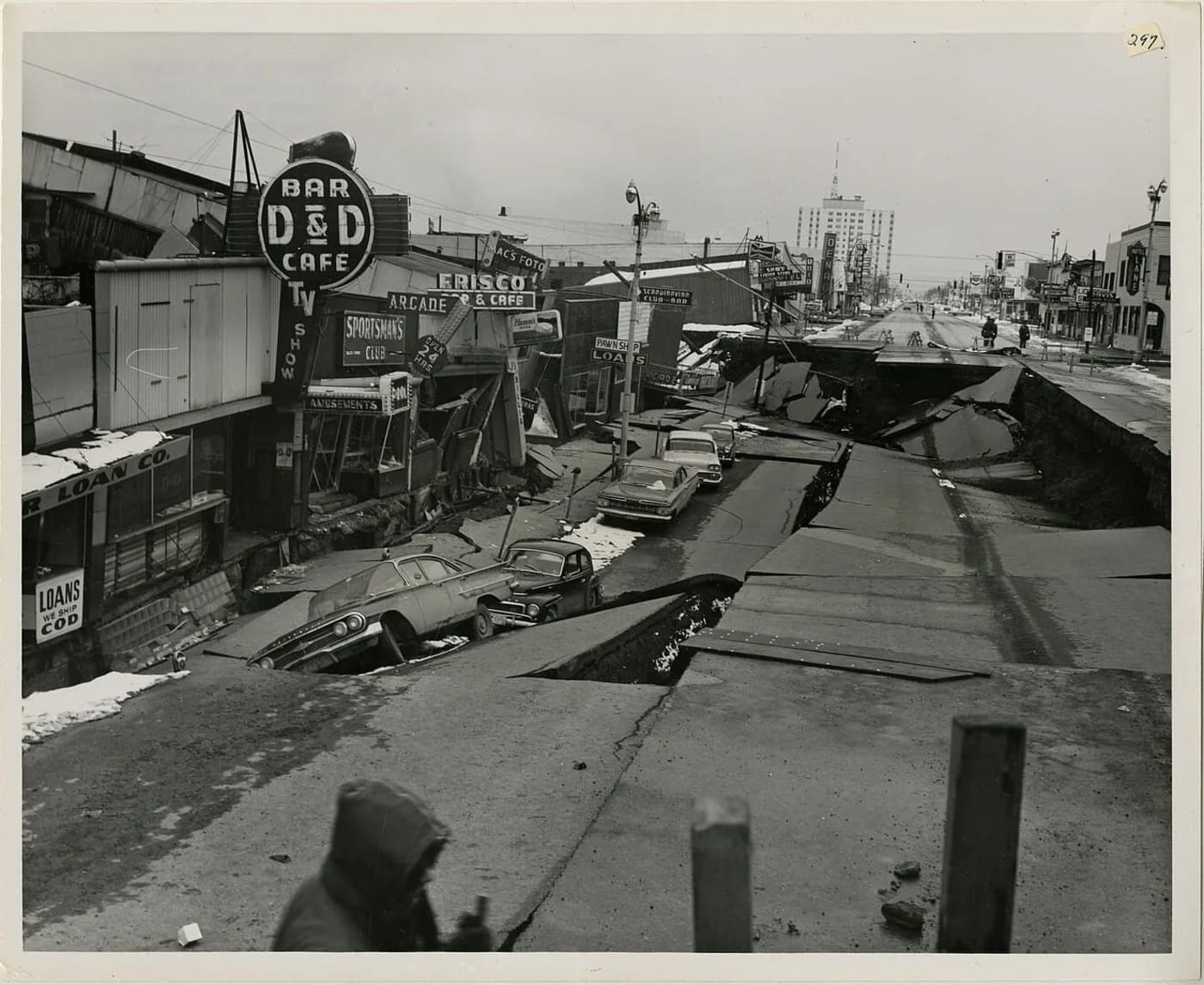 Vista de la calle Fourth Avenue en Anchorage, Alaska, con el pavimento hundido y edificios colapsados tras el terremoto de 1964