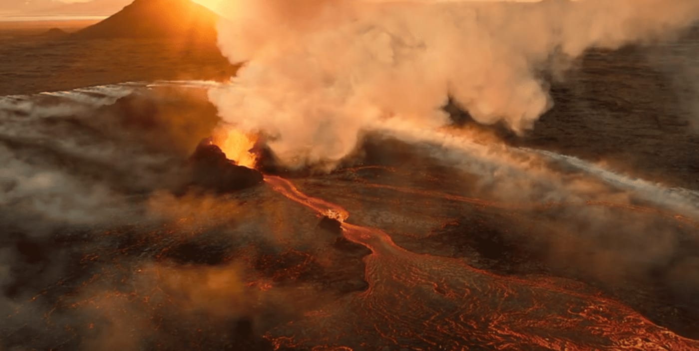 Erupción volcánica en Islandia con río de lava al atardecer
