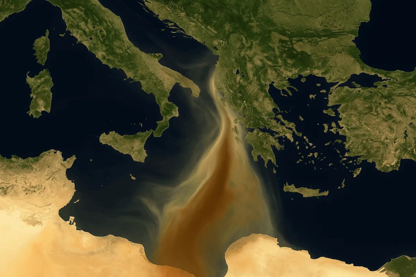 Nube de polvo del Sahara viajando hacia Europa vista desde satélite
