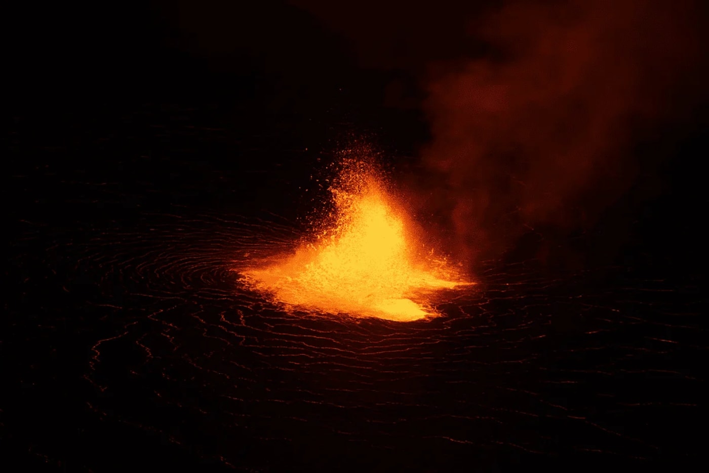 Vista aérea amplia del cráter del Kilauea durante la erupción de 2025 al atardecer