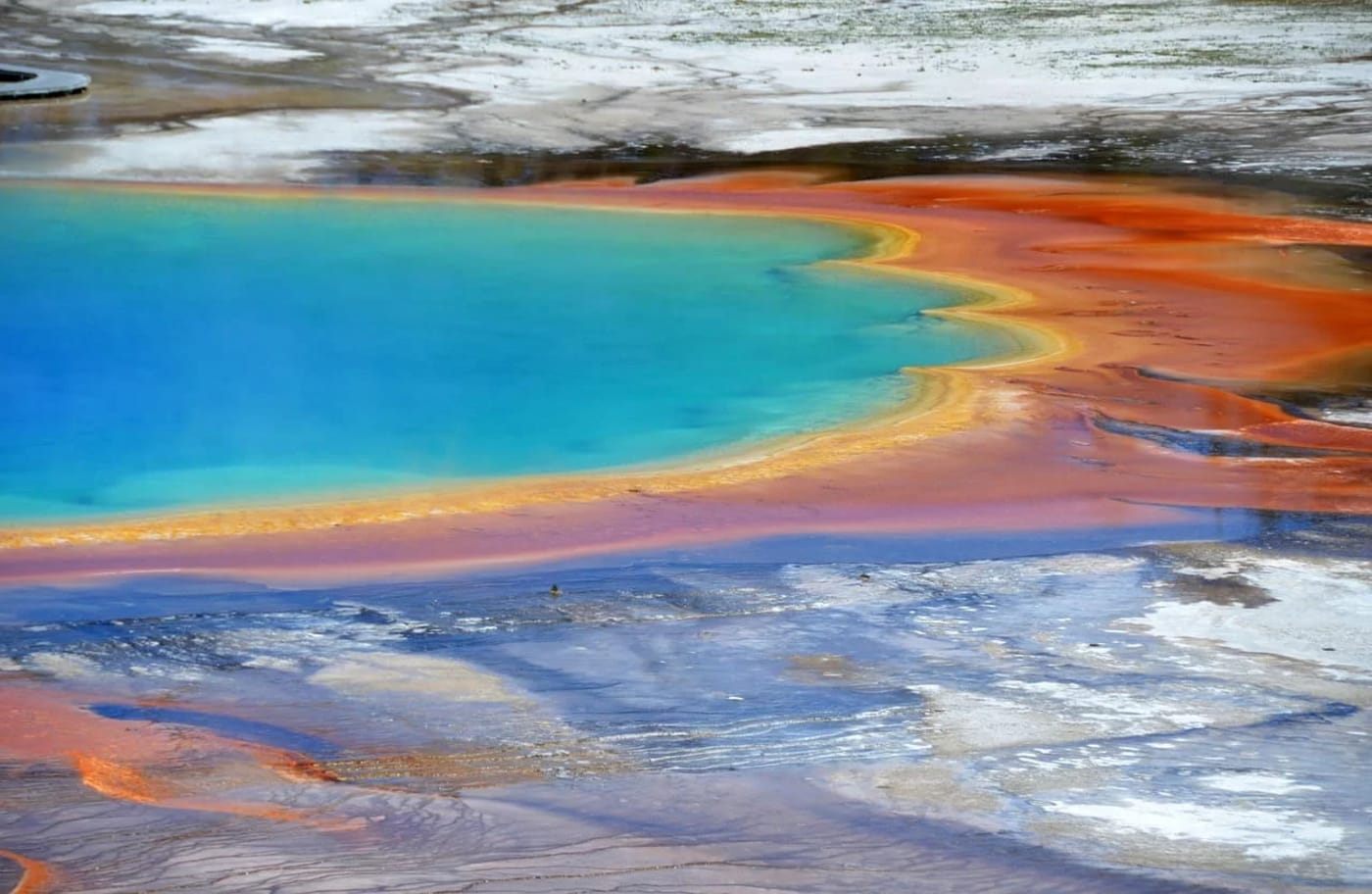 Vista aérea de la Fuente Prismática en Yellowstone con colores geotérmicos intensos