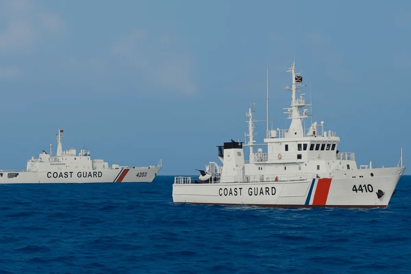 Encuentro marítimo entre barcos guardacostas de China y Filipinas sin identificaciones visibles