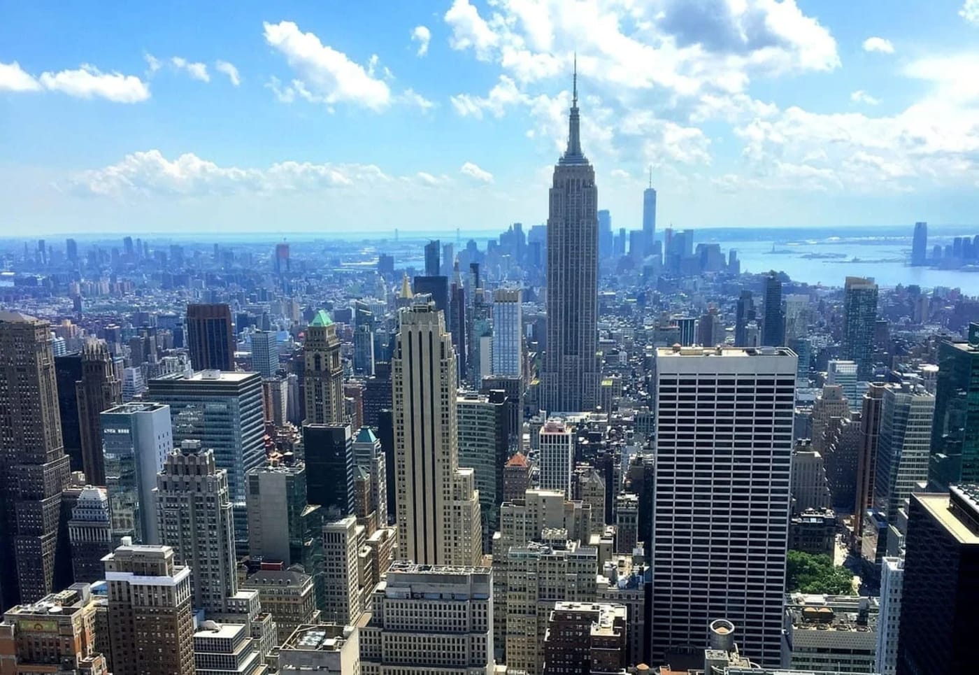 Paisaje urbano de día con rascacielos y cielo azul en Nueva York