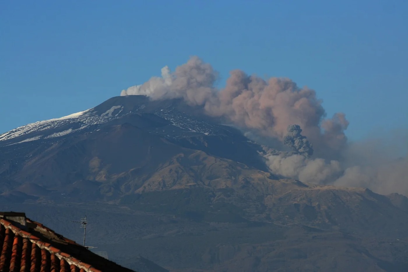 Avalancha piroclástica descendiendo por la ladera del Etna