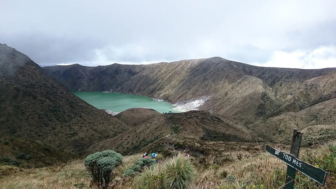 Laguna Verde en el cráter del volcán Azufral, rodeada de laderas andinas