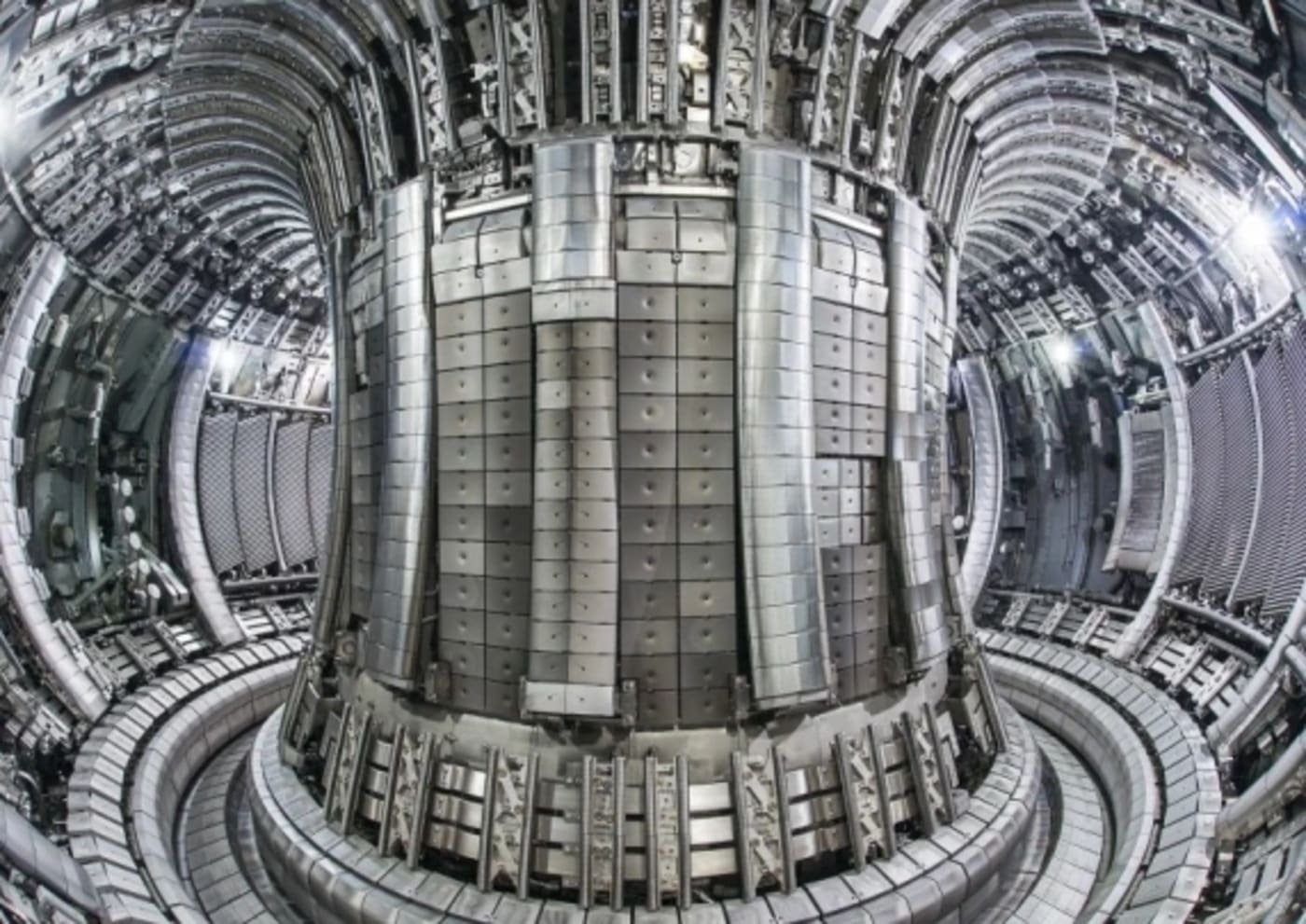 Vista panorámica del interior de un reactor tokamak