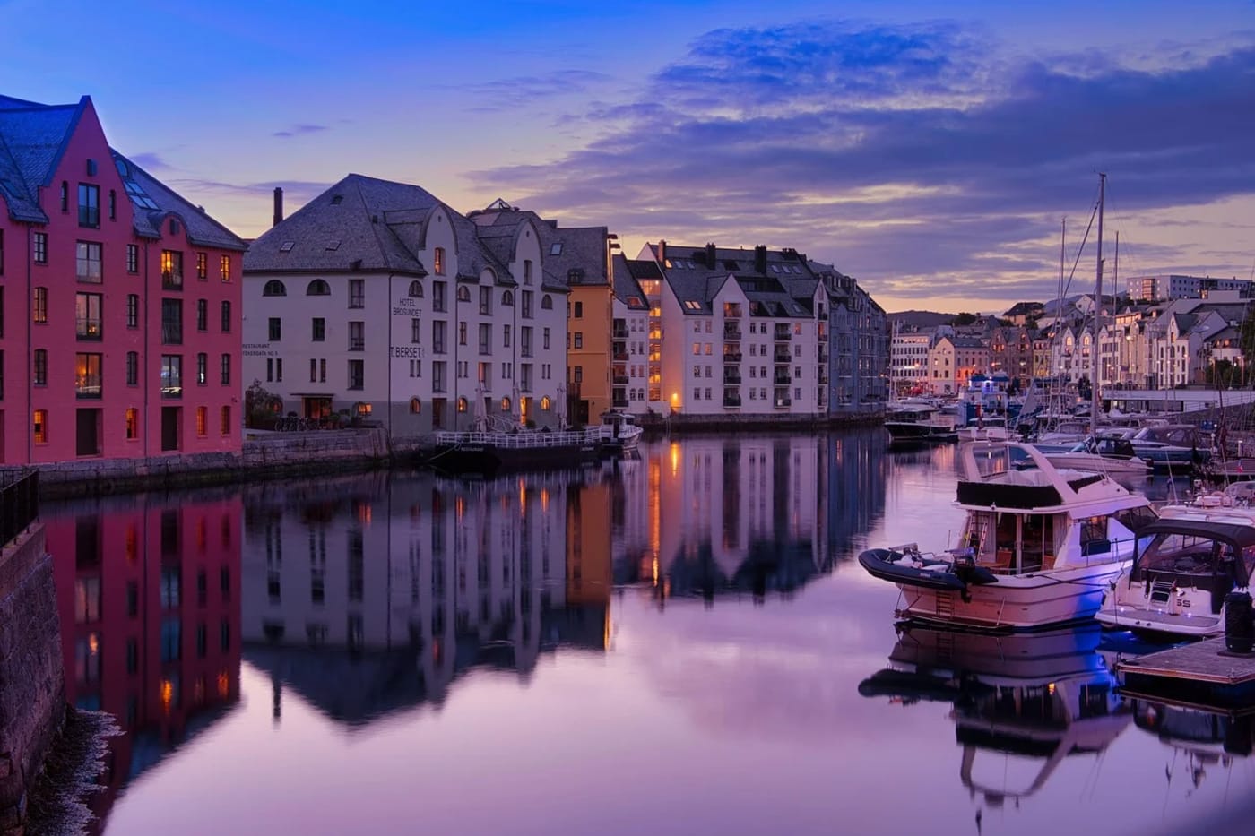 Vista panorámica del puerto de Ålesund, Noruega