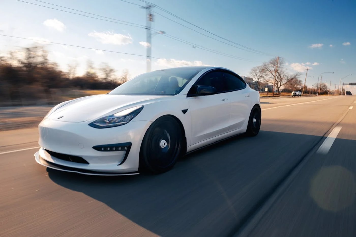 Automóvil eléctrico Tesla blanco circulando en carretera