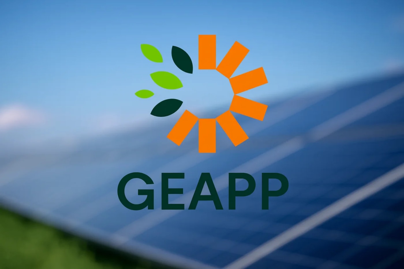 Logotipo de GEAPP (Global Energy Alliance for People and Planet) sobre un fondo borroso de paneles solares