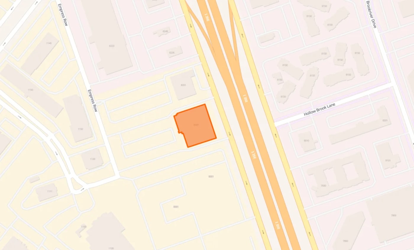 Mapa que muestra la ubicación de la oficina del ICE en Dallas, situada en 8101 N Stemmons Fwy, donde ocurrió el tiroteo del 24 de septiembre de 2025